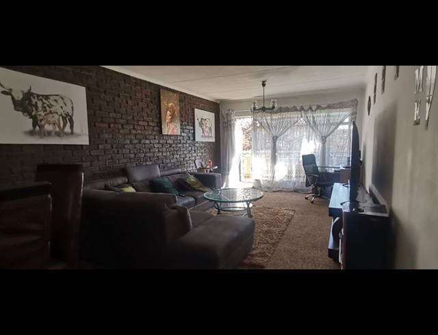 2 BEDROOM FLAT FOR SALE IN VEREENIGING CENTRAL
